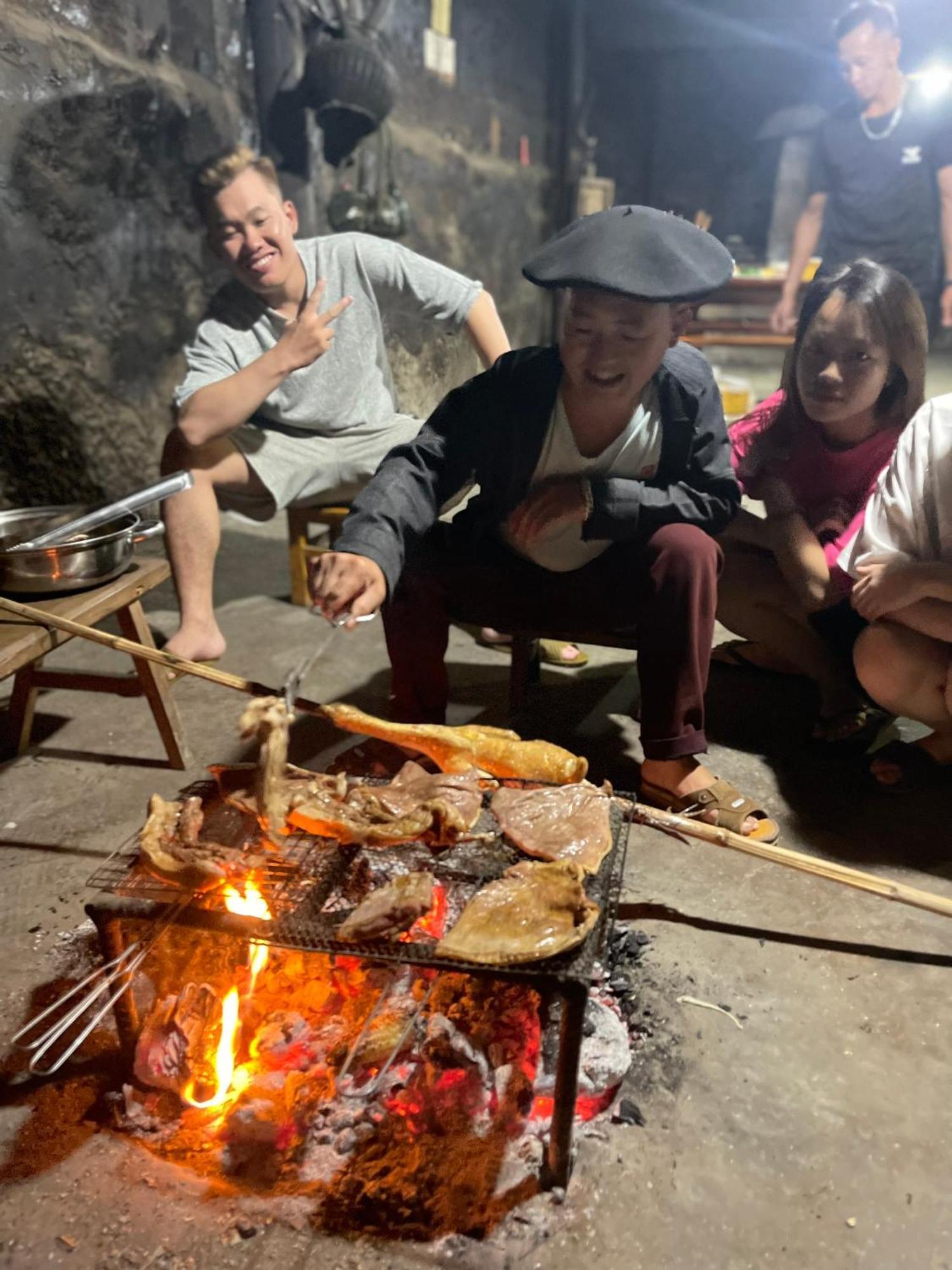 Nha Co Lao Xa Homestay Hmong & Bungalow Air Conditioner Dong Van  Buitenkant foto
